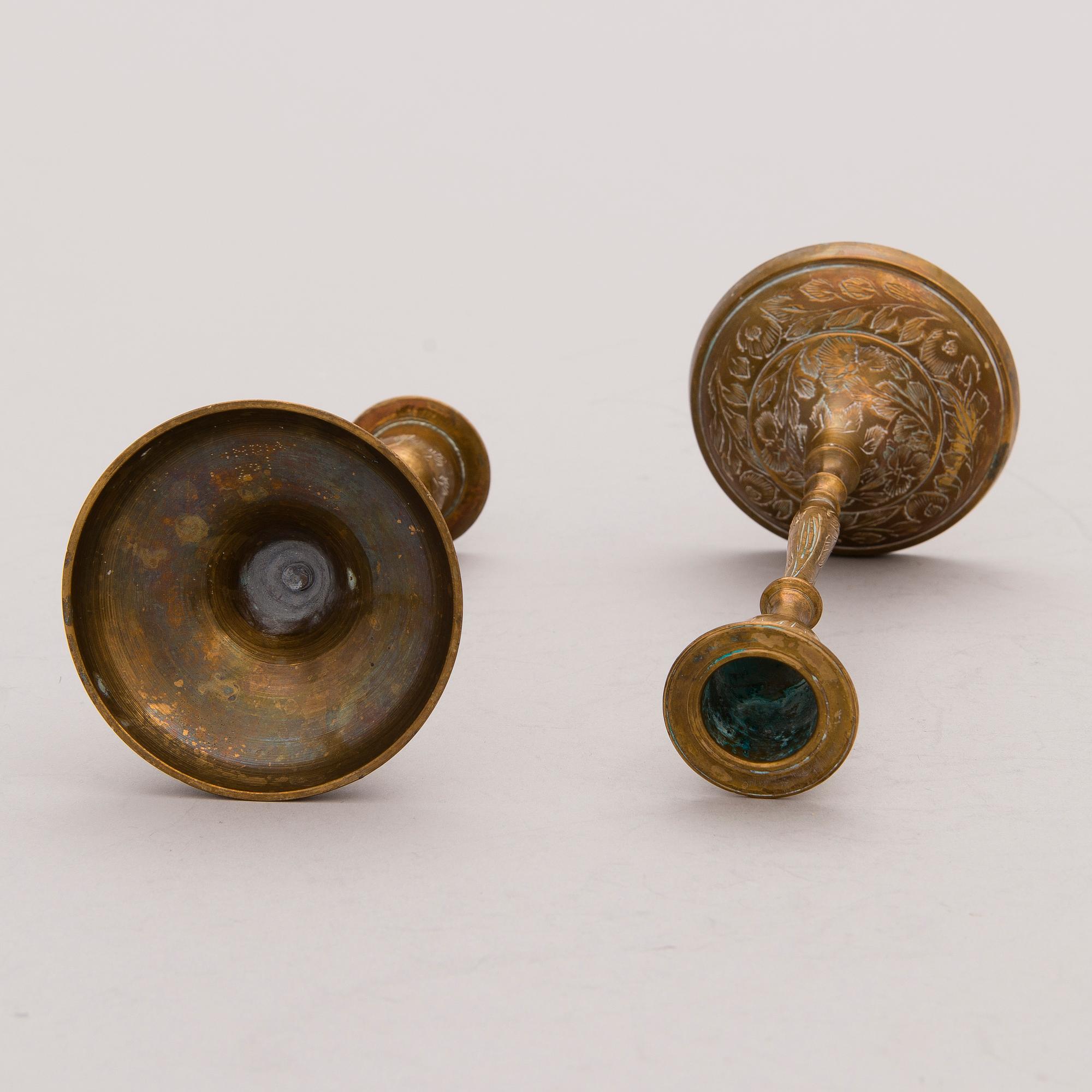 KYNTTILÄNJALKOJA, 17 kpl, messinkiä, 1800/1900-luku.