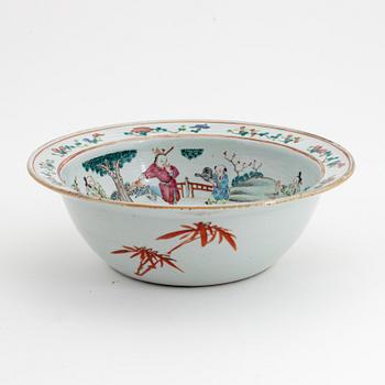 A famille rose basin, late Qing dynasty, circa 1900.