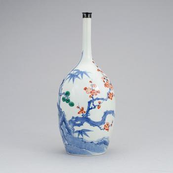 A Japanese Imari vase, Meiji period (1868-1912).