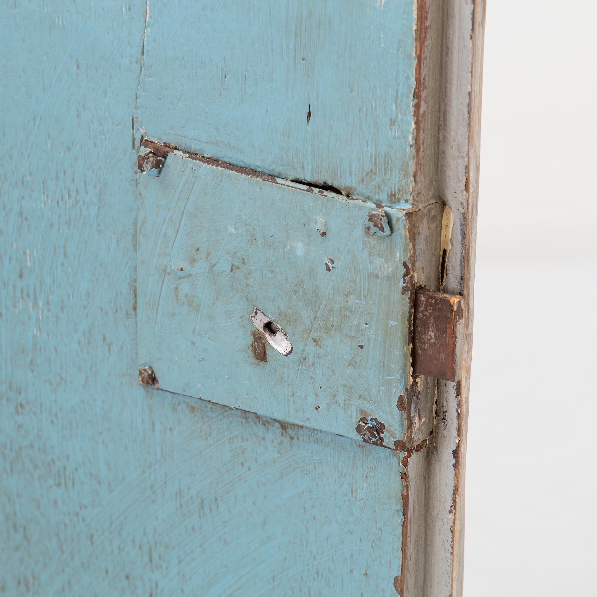 A late gustavian corner cabinet from around year 1800.