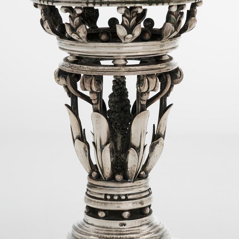 A pair of centrepiece silver bowls by Johan Rohde for Georg Jensen, Copenhagen 1915-1919. Design nr 252.