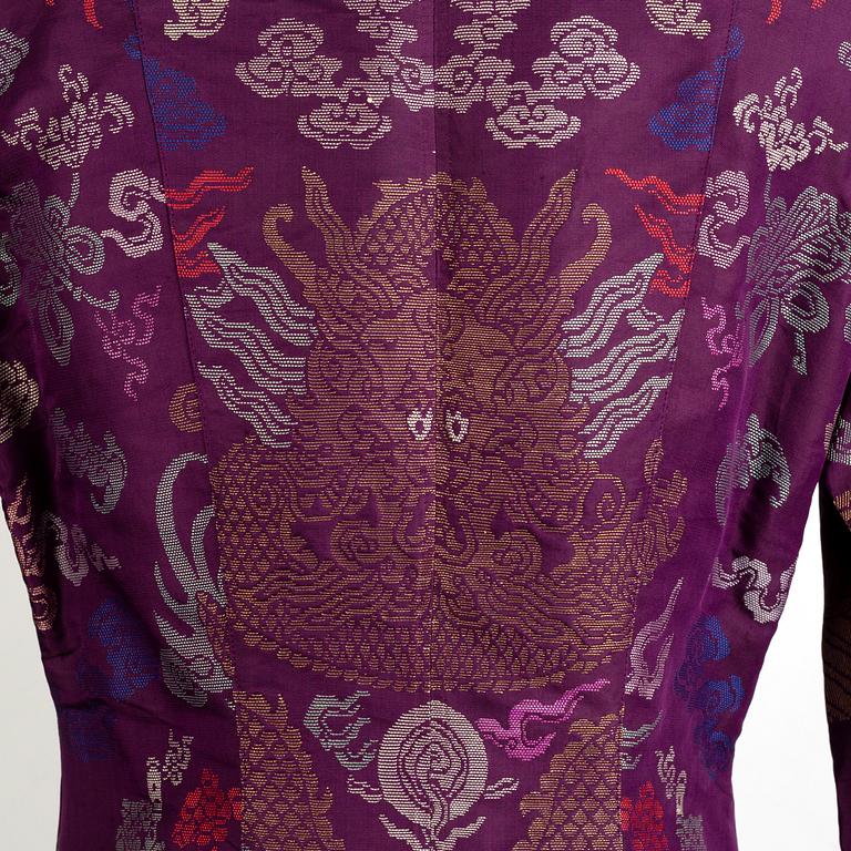 A Chinese silk robe, late Qing dynasty/around 1900.