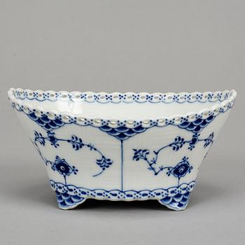 Royal Copenhagen, servisdelar, 14 delar, porslin. "Musselmalet", Danmark.