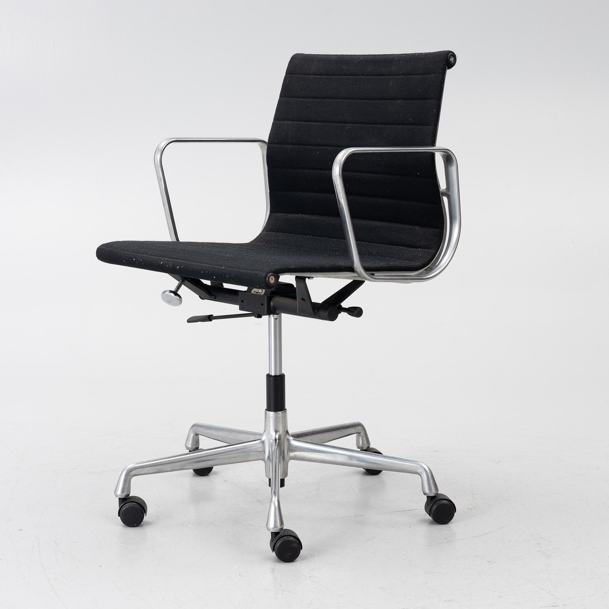 Charles & Ray Eames, Karmstol/kontorsstol, "EA108", Vitra.