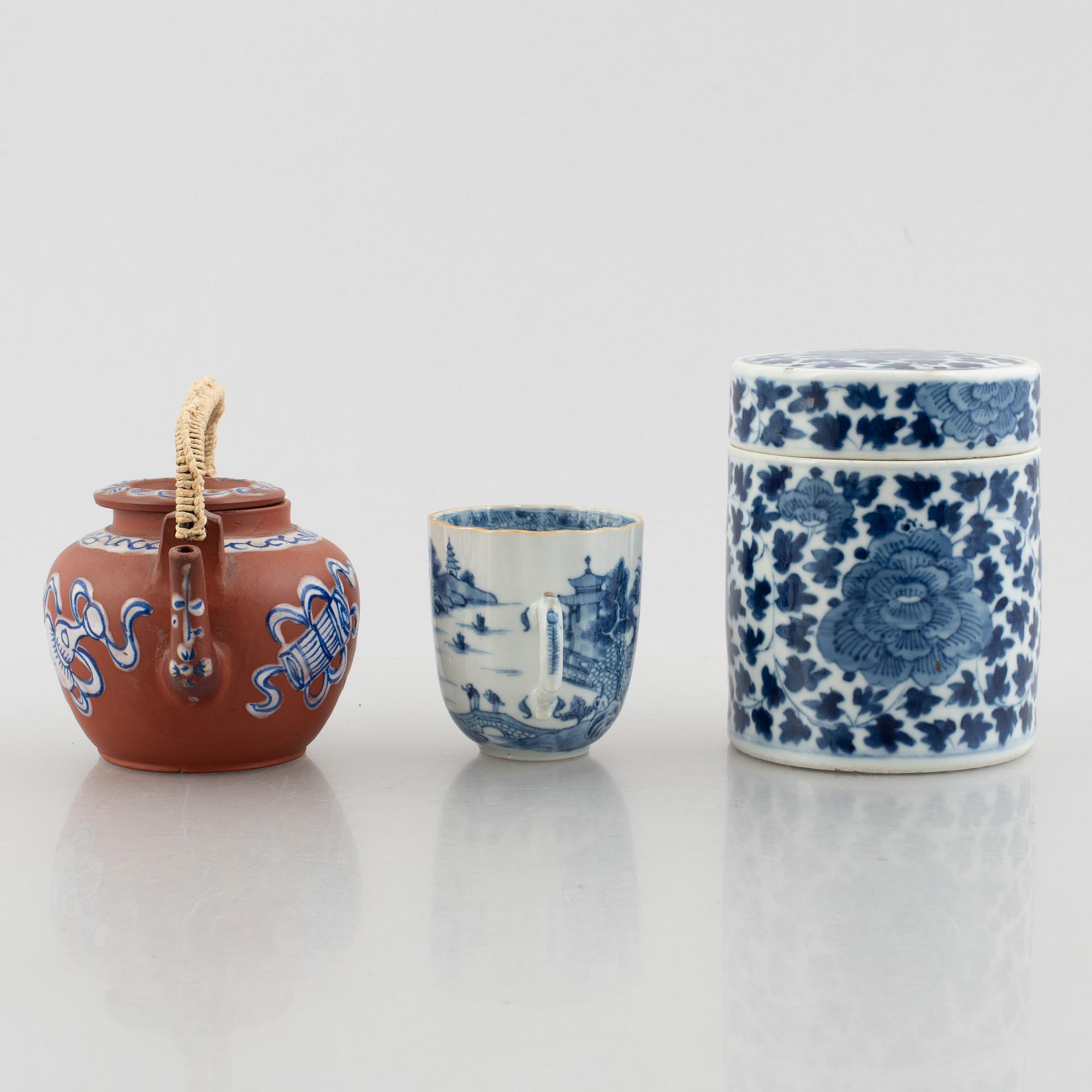Eleven pieces of Chinese porcelain, 17th to 19th century.