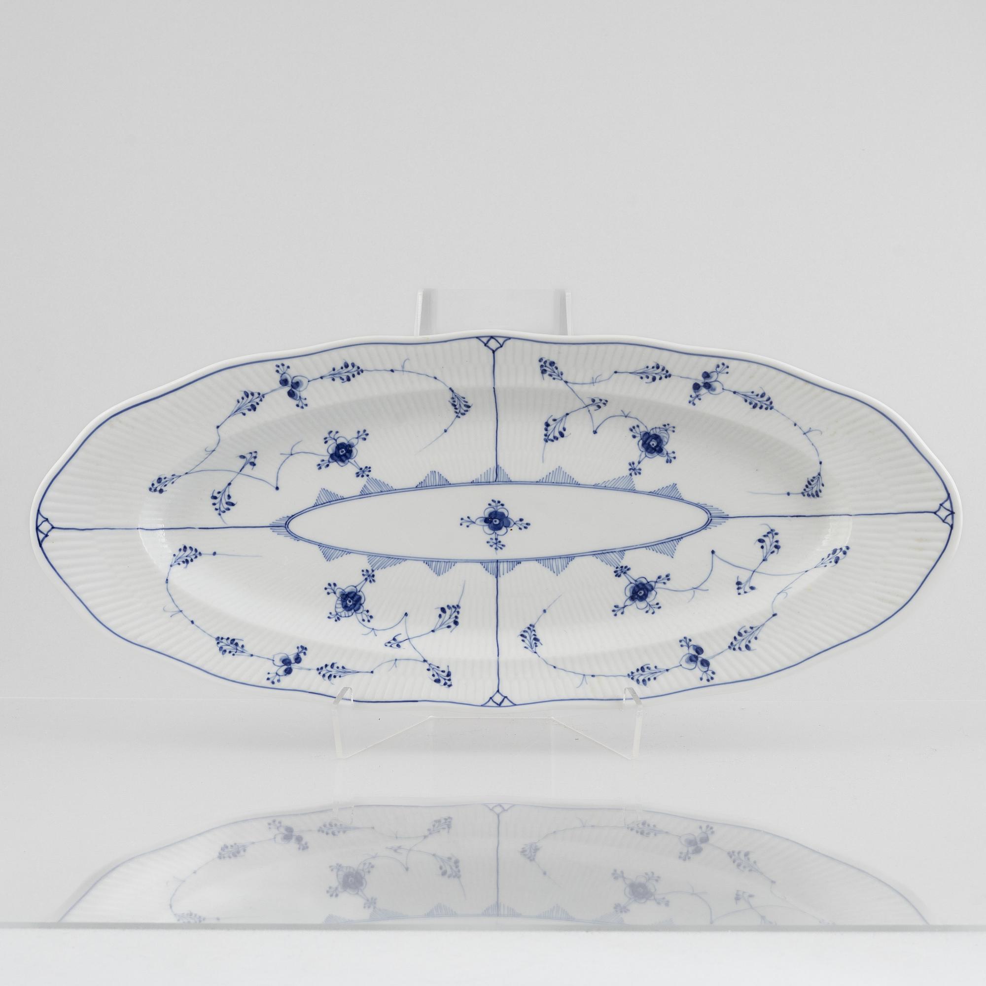 Four porcelain serving dishes and a fish platter, half-lace "Musselmalet", Royal Copenhagen, Denmark, 1894-1923.
