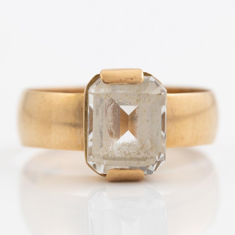 Ring 18K gold with white synthetic spinel.