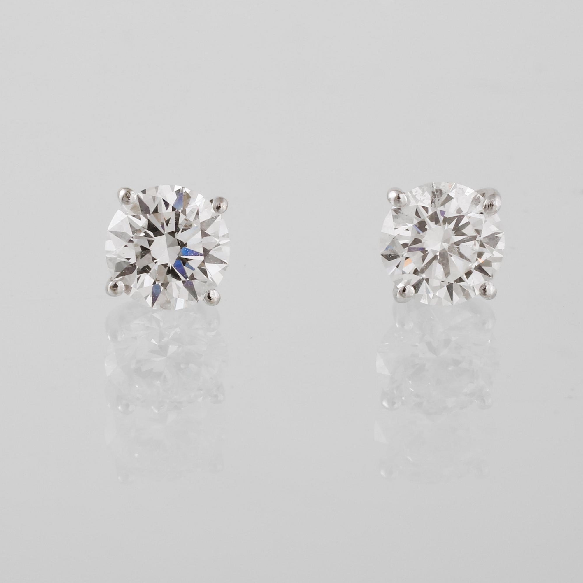 ÖRHÄNGEN, 18K vitguld med briljantslipade diamanter ca 1.42 ct. Vikt 1,6 gram.