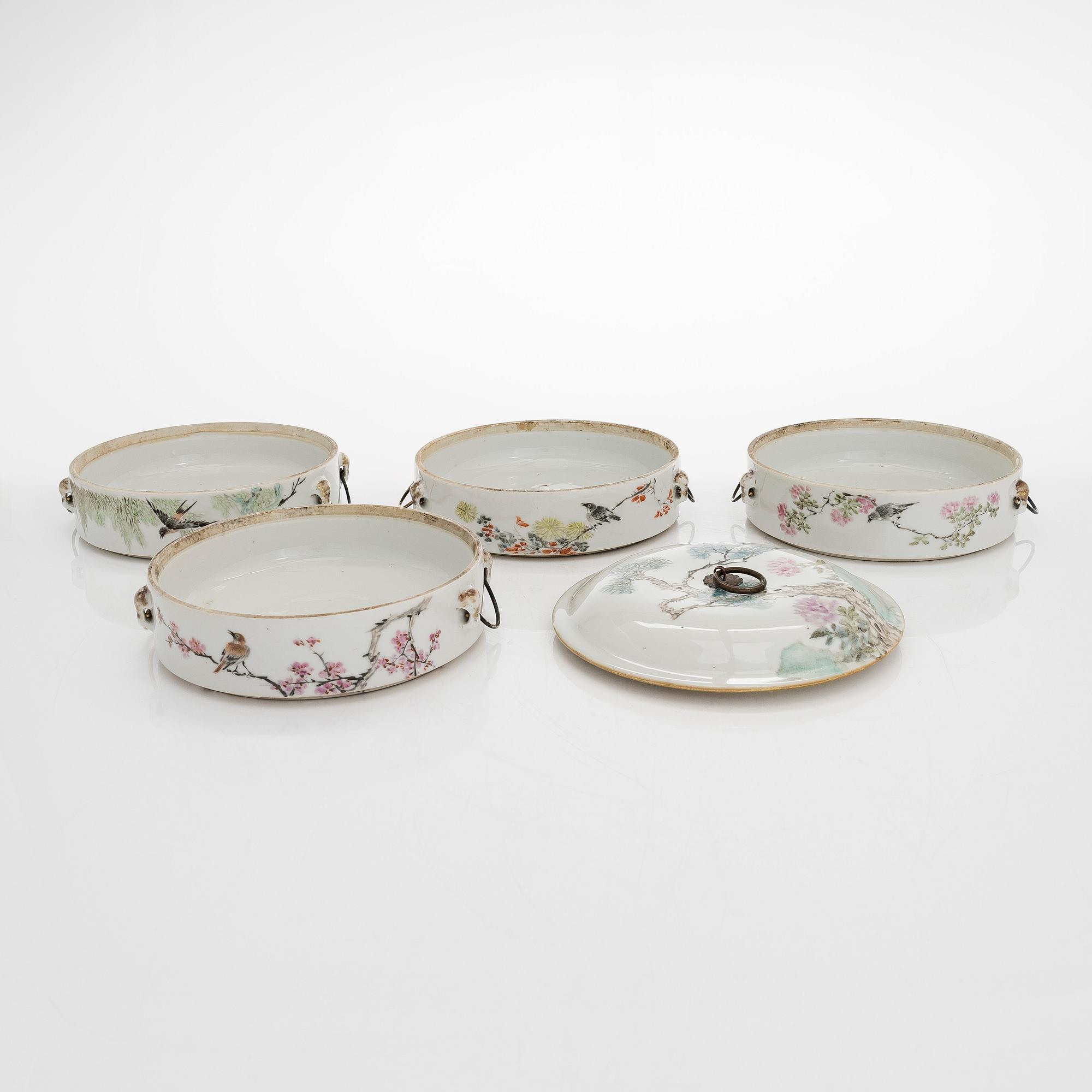 Matkärl och koppar med lock, 3 st, porslin, Kina, omkring år 1900.