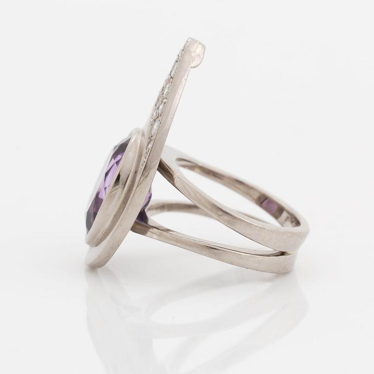 An 18K white gold ring set with a faceted amethyst weight ca 6.00 cts.