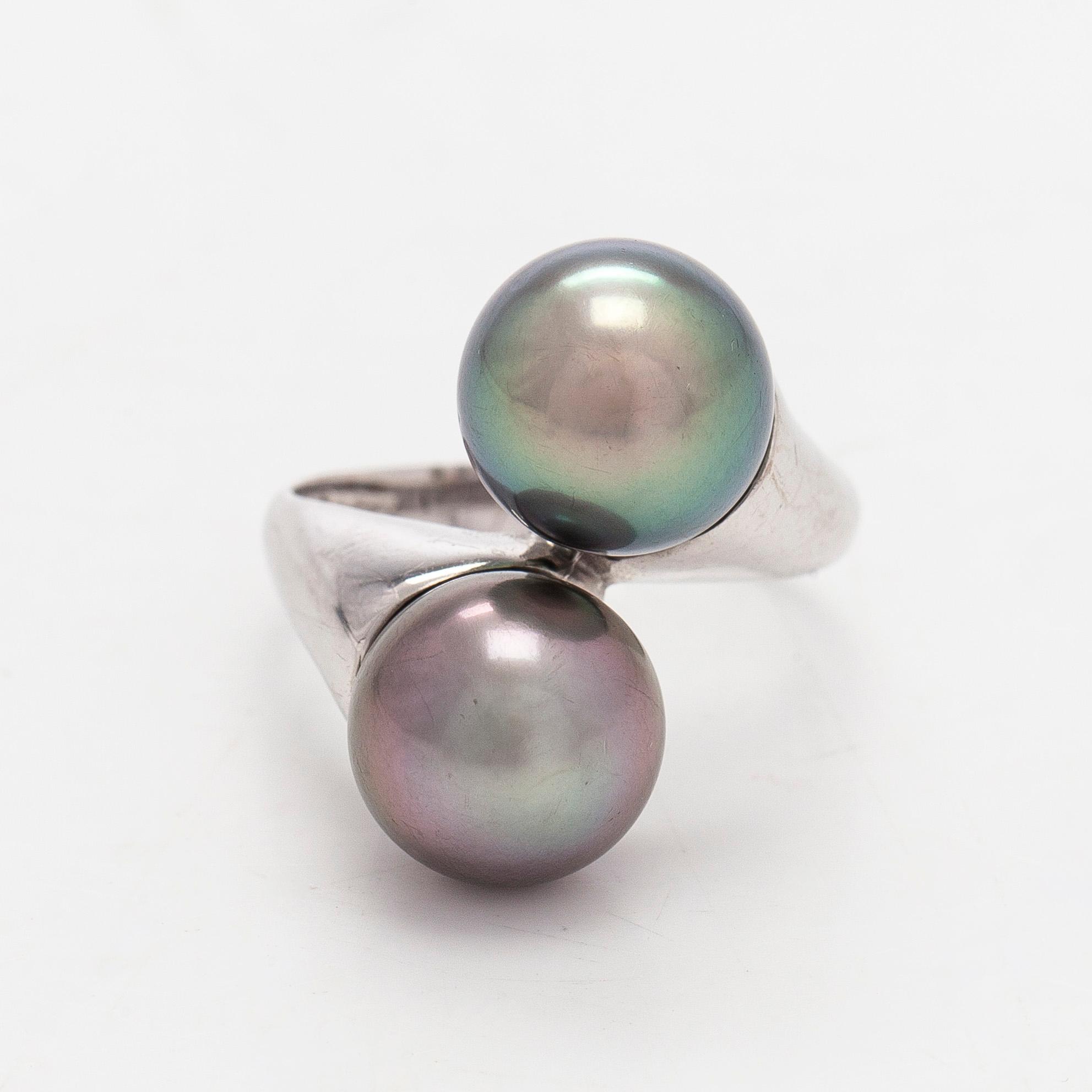 An 18K white gold ring with cultured Tahitian pearls.