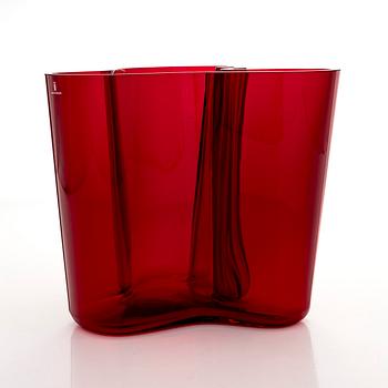 Alvar Aalto, a '3030' vase, signed Alvar Aalto Iittala 112/400 1991.
