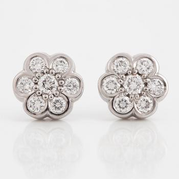 A Gaudy brilliant-cut diamond earrings.