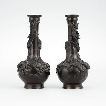 VASER, ett par, brons, Japan, 1900-tal.