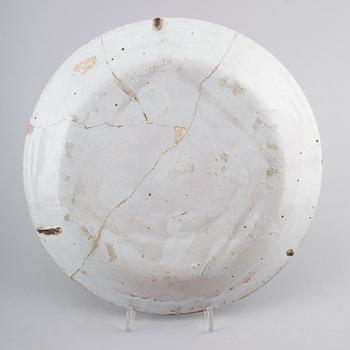 TALLRIKAR, 2 st, fajans, möjligen Nederländerna, 1700-/1800-tal.