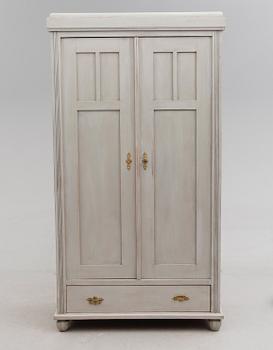 KLÄDSKÅP, omkring år 1900.