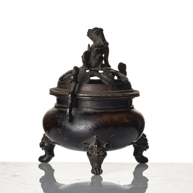 A bronze censer with cover, Japan, 18th century.