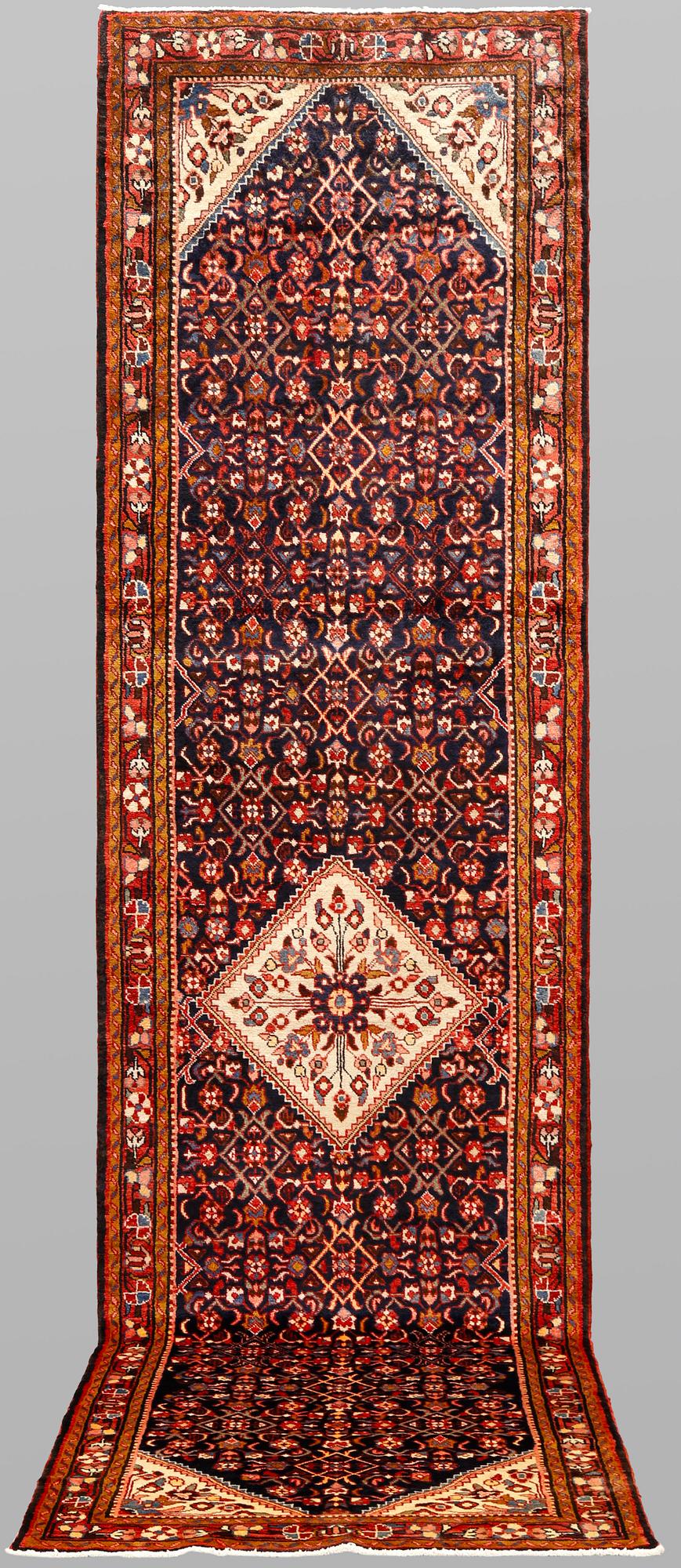 A Hamadan runner, approx. 422 x 110 cm.