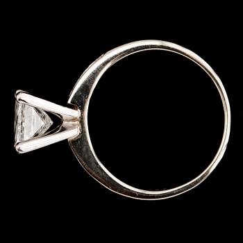 RING, 18 k vitguld, med princesslipad diamant 1.25 ct.