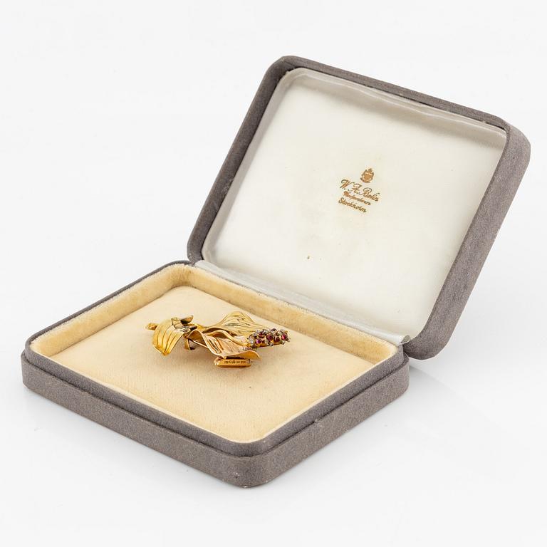 A W.A. Bolin brooch 18K gold set with cabochon-cut rubies and rose-cut diamonds, Stockholm 1944.