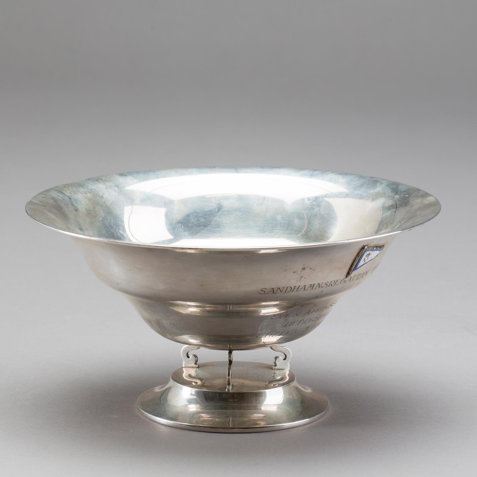 SKÅL PÅ FOT, silver, C G Hallberg, Stockholm 1926, med KSSS emblem. Vikt c:a 300 g.