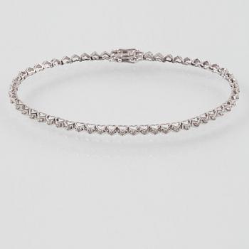 ARMBAND, 18K vitguld med 51 briljantslipade diamanter, ca 0.91 ct. Vikt 4,8 gram.