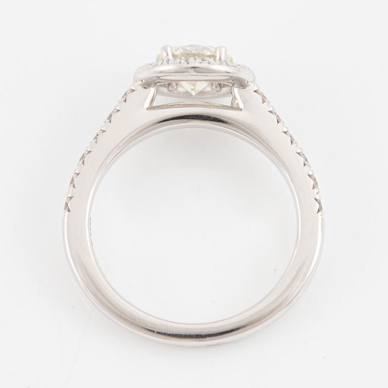 Ring, 18K vitguld med briljantslipad diamant, medföljande GIA report.
