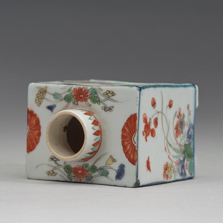A famille verte porcelain tea caddy, Qing dynasty, Kangxi (1662-1722).