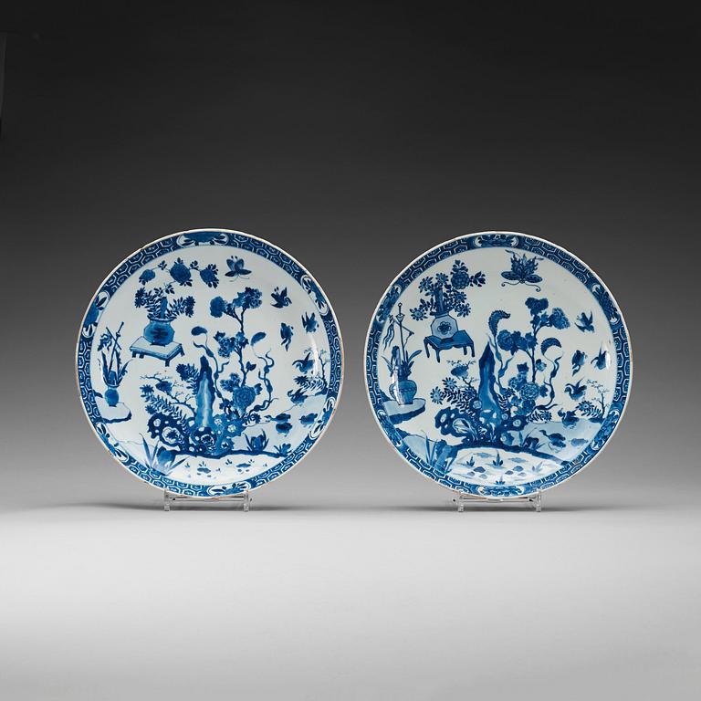 A pair of blue and white dishes, Qing dynasty, Kangxi (1662-1722).