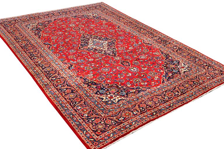 A Kashan carpet, c. 390 x 252 cm.