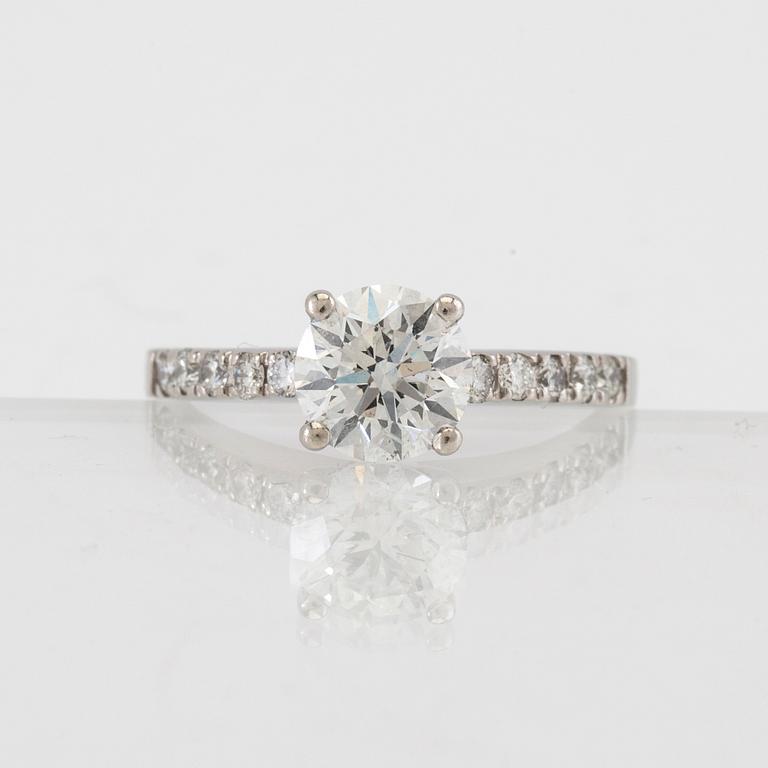 Ring 950 platina med GIA-inskriberad diamant ca 1,27 ct.