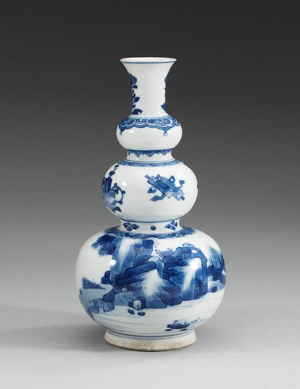 A blue and white triple gourd vase, Qing dynasty, Kang Xi (1662-1722).