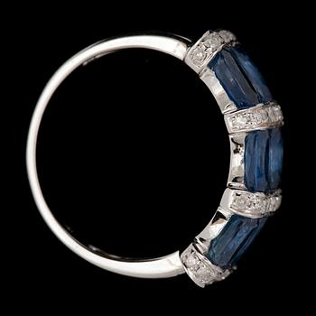 RING, 18K vitguld med 6 ovala blå safirer tot ca 2,45ct samt små briljantslipade diamanter. Vikt ca 4g.