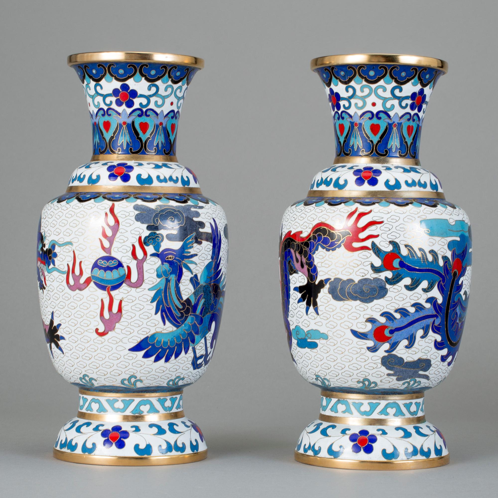 URNOR, ett par, cloisonné, 1900-tal.
