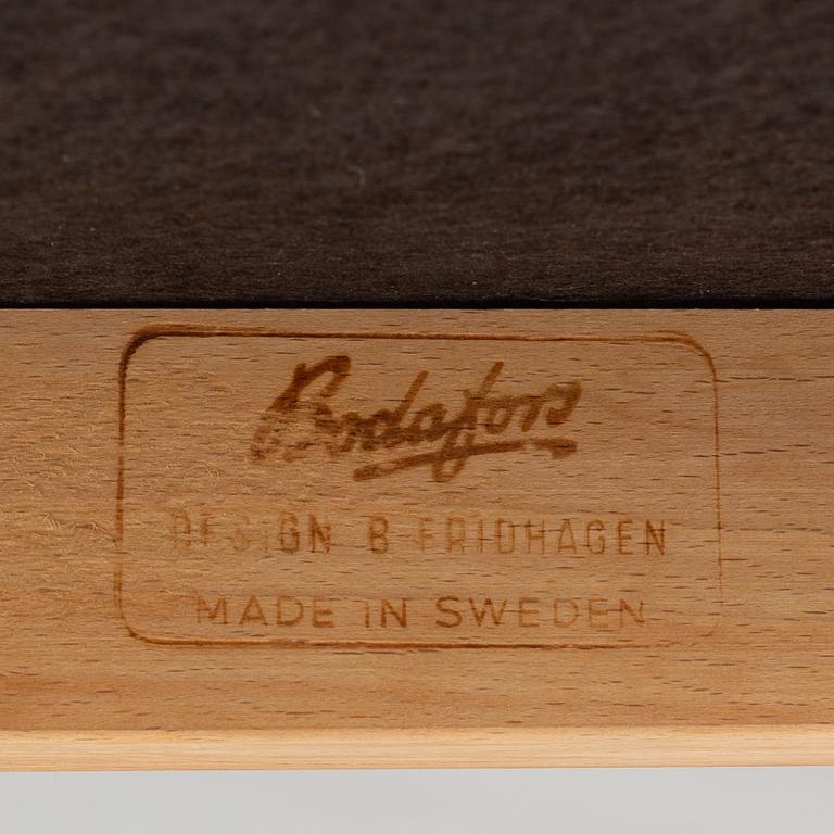 Bertil Fridhagen, ruokapöytä sekä tuoleja, 4 kpl, Bodafors, 1900-luvun toinen puolisko.