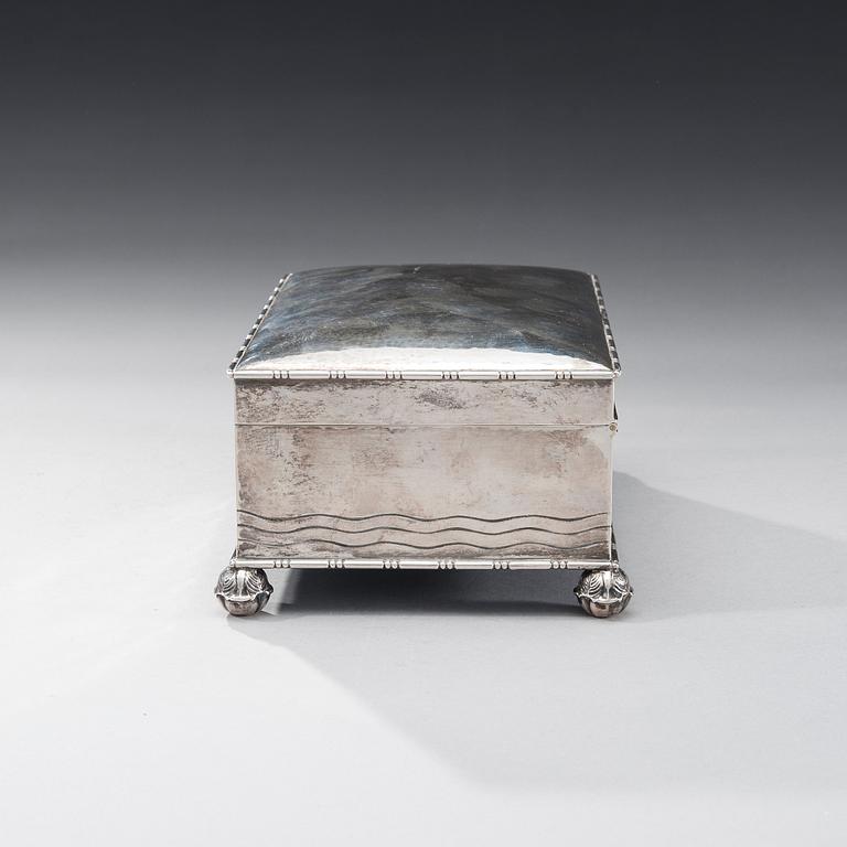 SKRIN, silver, C.G.Hallberg, Stockholm 1922. Vikt 1620 g.