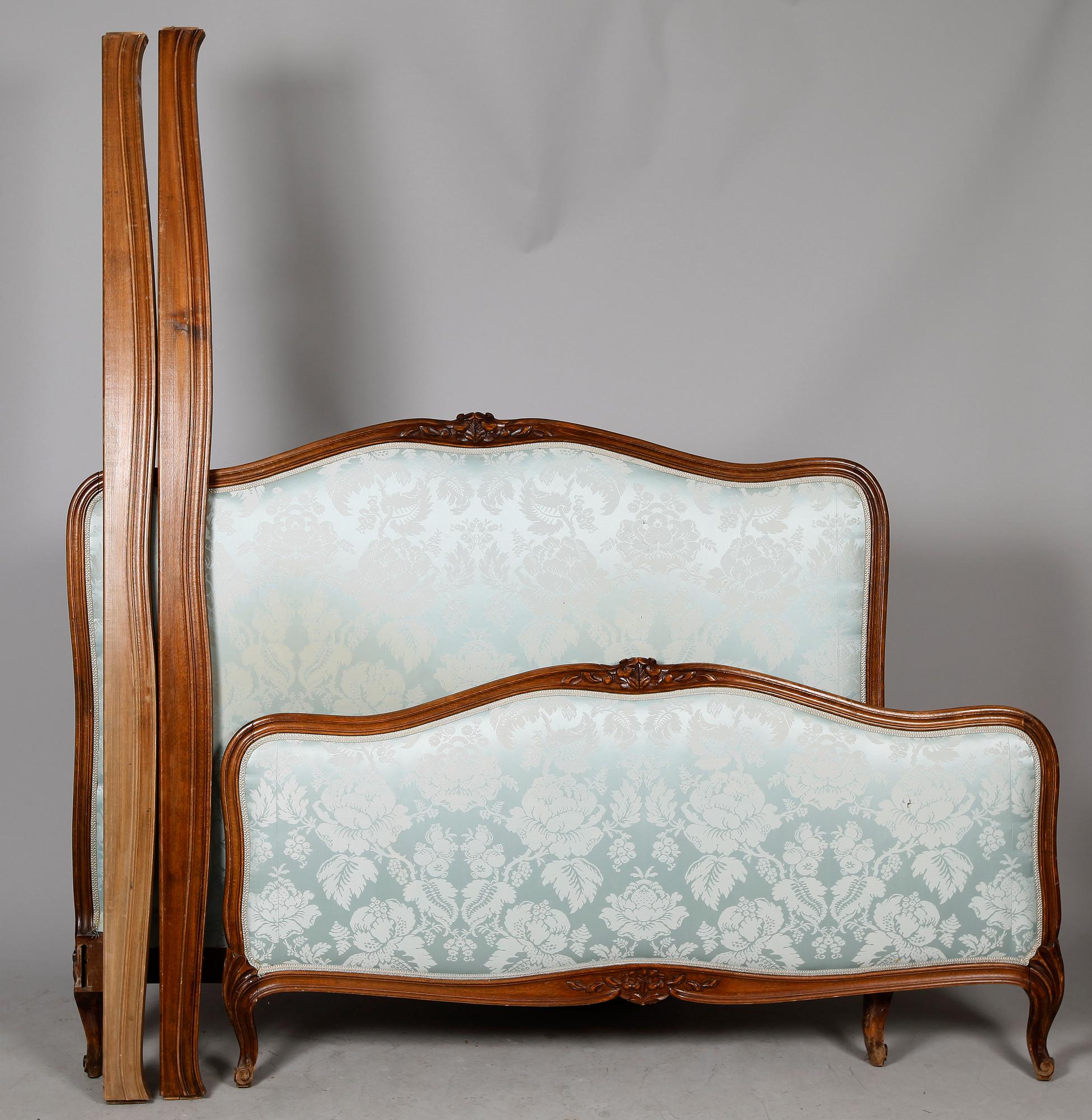 SÄNGRAM, rokokostil, 1900-talets första hälft.