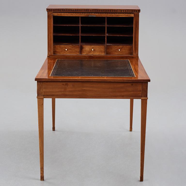 SKRIVBORD MED UPPSATS, Stockholmsarbete 1700-talets slut, Sengustavianskt.