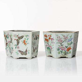 A set of two famille rose jardinieres, Qing dynasty, 19th century.