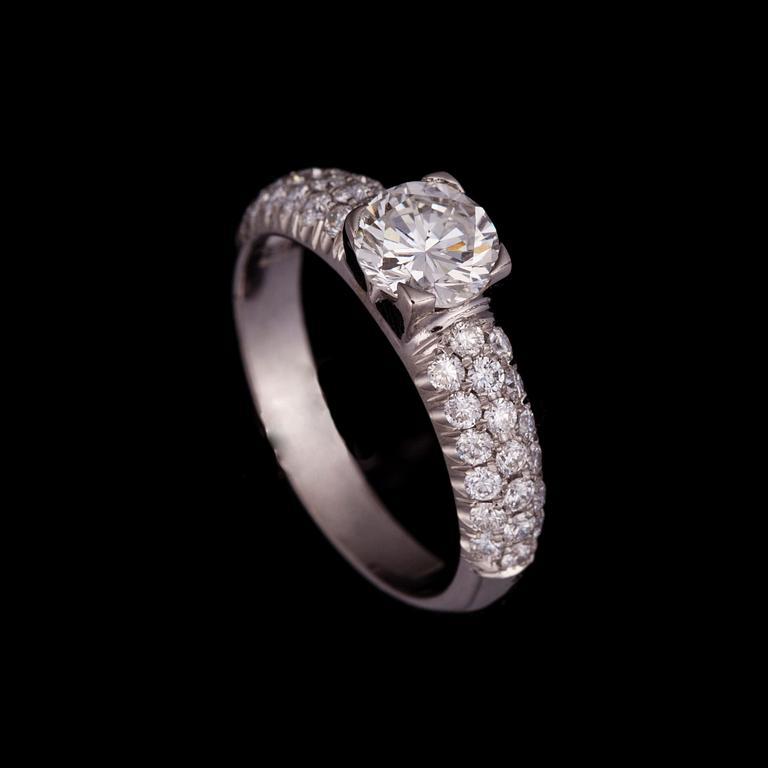 RING, 18K vitguld , briljantslipad diamant 1,01, F/VVS1 + 0,57 ct diamanter. Vikt 5 g. Intyg HRD.