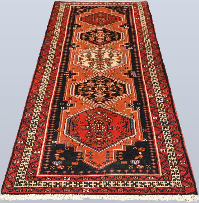 A Meshkin runner, approx. 282 x 80 cm.