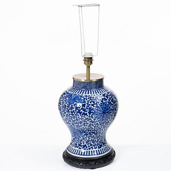 A blue and white porcelain urn/table lamp, 20th century.