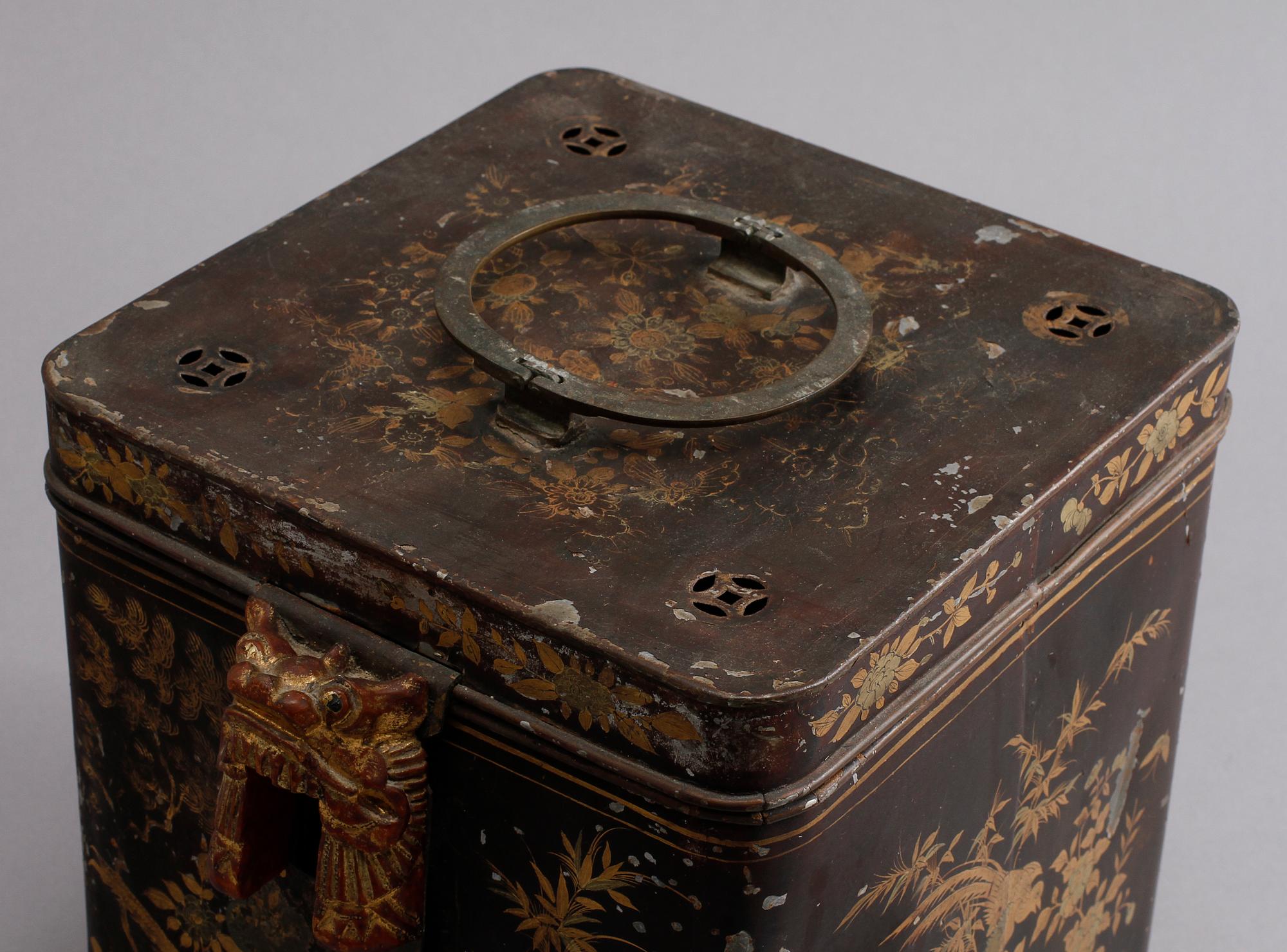 TEKANNA samt FODRAL, porslin respektive metall, Kina, 1800-talets slut.