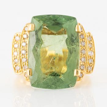 Ring, cocktail ring, 14K gold with green beryl and brilliant-cut diamonds.