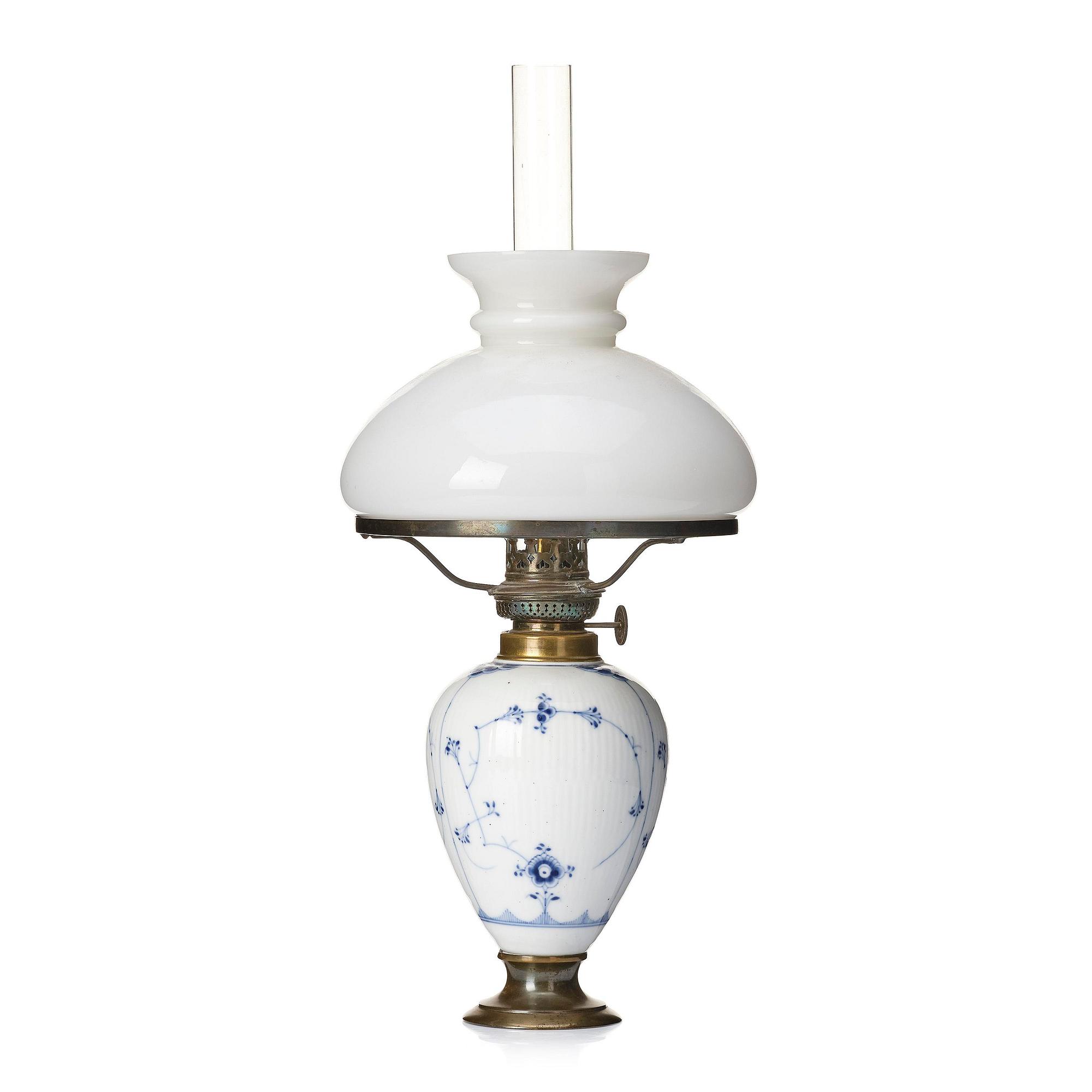 Fotogenlampa, porslin. Royal Copenhagen, "Musselmalet", Danmark, circa 1900.