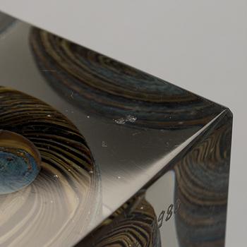 Oiva Toikka, an annual glass cube, signed Oiva Toikka Nuutajärvi 1980 and numbered 872/1000.