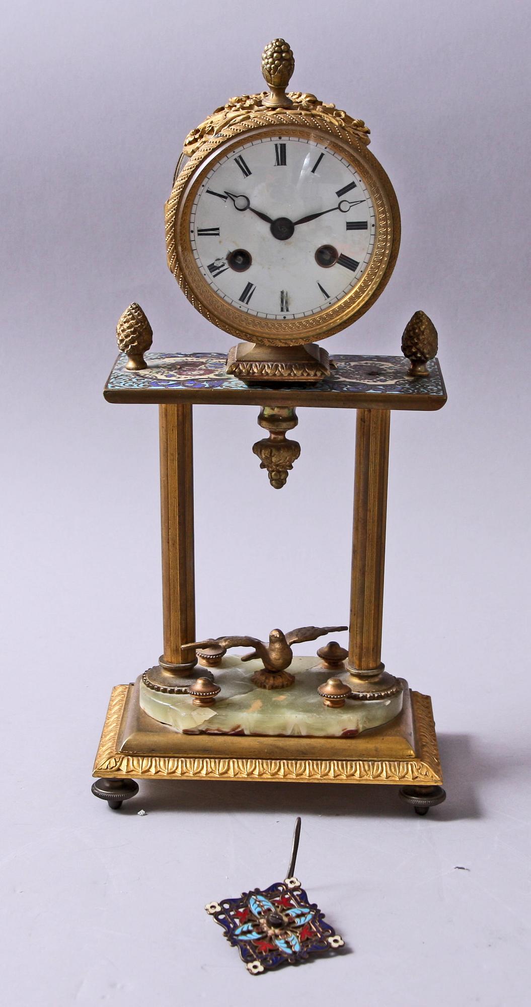 BORDSPENDYL, Louis XVI-stil, 1900-talets första hälft.