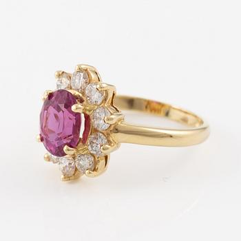 Ring, 18K guld med rosa safir och briljantslipade diamanter.
