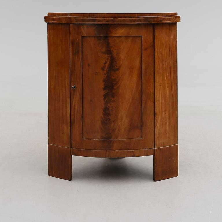 HÖRNSKÅP, 1800-talets mitt.