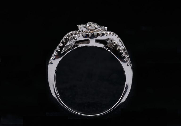 RING, briljantslipade diamanter ca 0.71 ct. 18K vitt guld. Vikt 4,1 g.